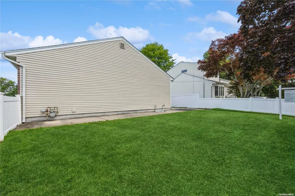 3219 Neptune Avenue Oceanside NY 11572