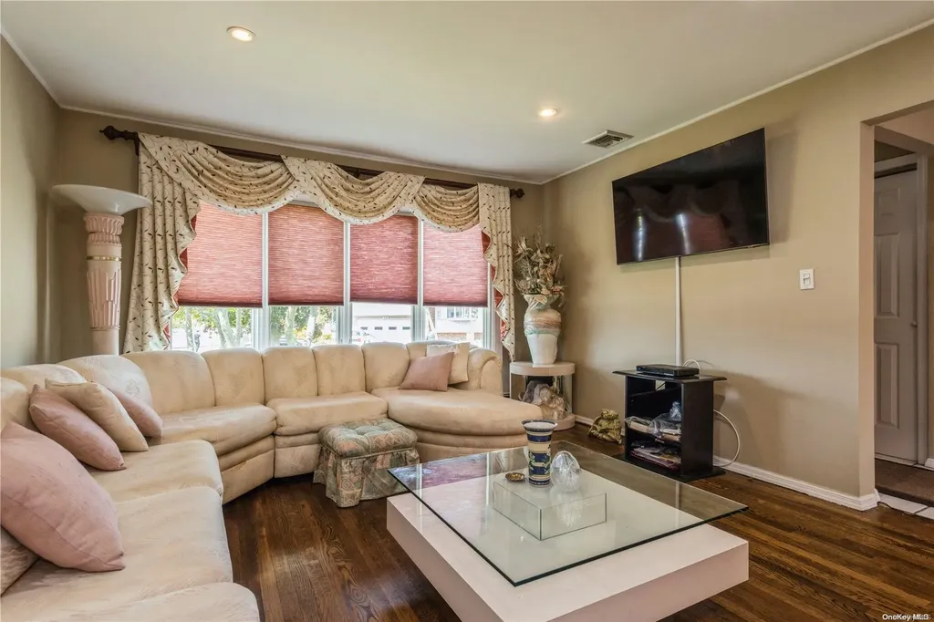 3219 Neptune Avenue Oceanside NY 11572