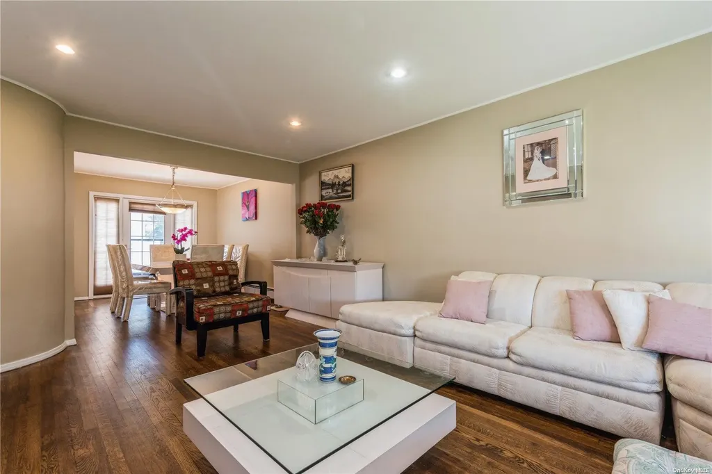 3219 Neptune Avenue Oceanside NY 11572
