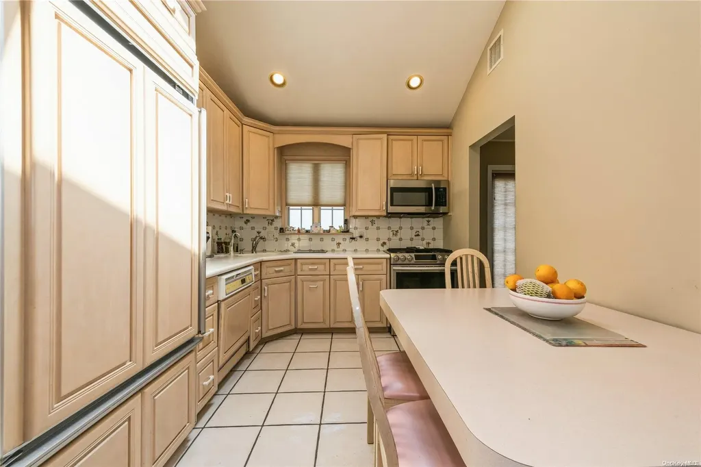 3219 Neptune Avenue Oceanside NY 11572