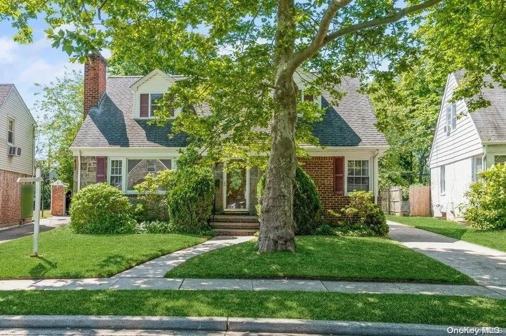 118 Devonshire Drive New Hyde Park NY 11040