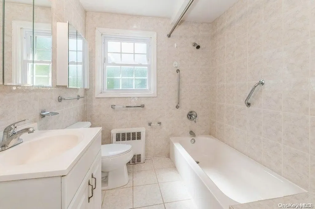 118 Devonshire Drive New Hyde Park NY 11040