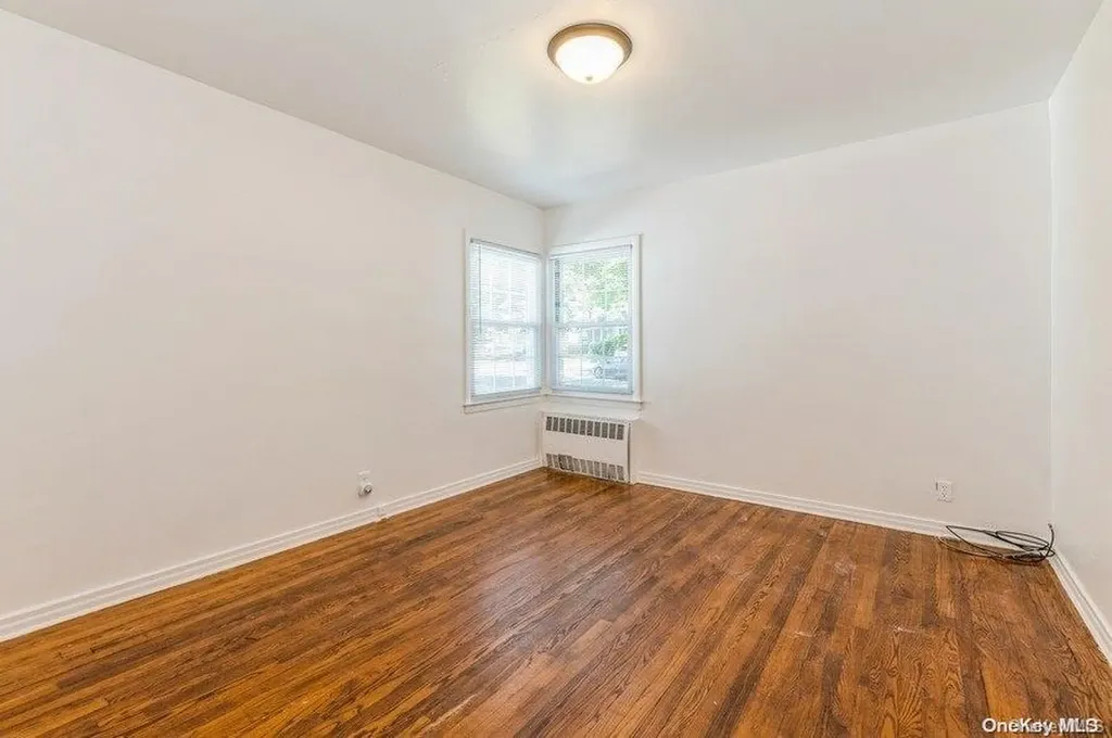 118 Devonshire Drive New Hyde Park NY 11040