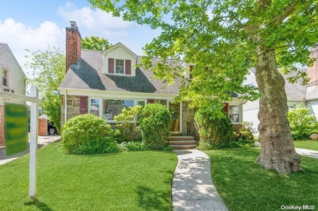 118 Devonshire Drive New Hyde Park NY 11040