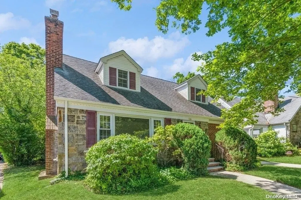 118 Devonshire Drive New Hyde Park NY 11040