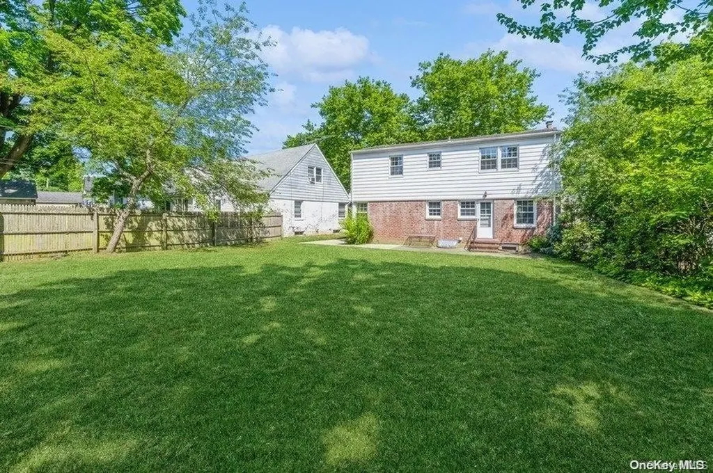 118 Devonshire Drive New Hyde Park NY 11040