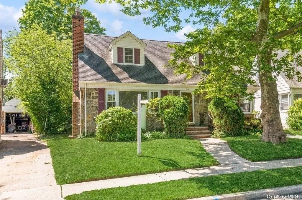 118 Devonshire Drive New Hyde Park NY 11040