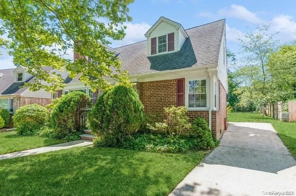 118 Devonshire Drive New Hyde Park NY 11040