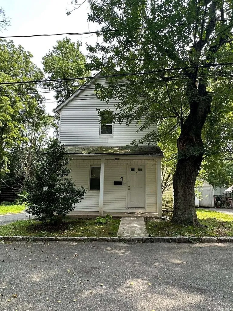 4 Pilvinis Drive Great Neck NY 11024