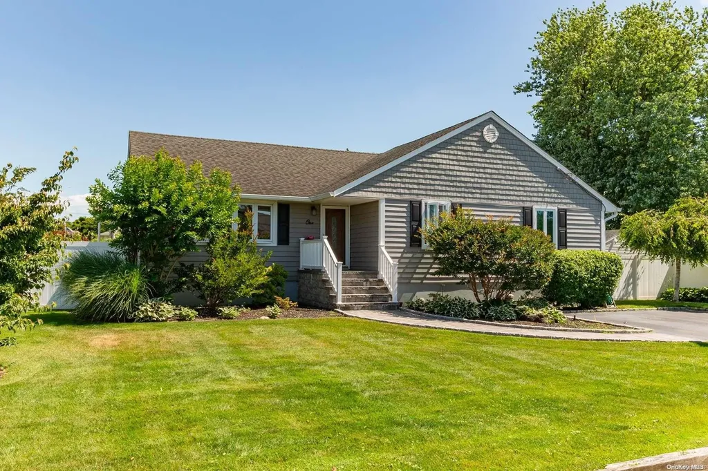 1 Garfield Place Lindenhurst NY 11757