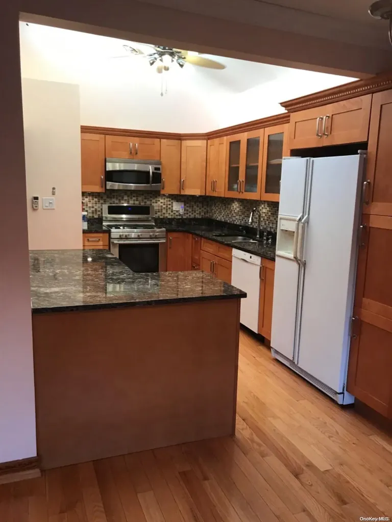 240-31 70 Avenue Douglaston NY 11363