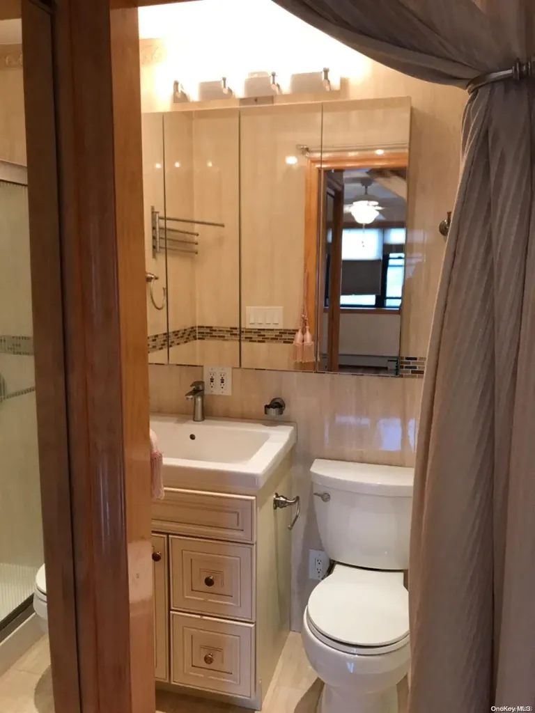 240-31 70 Avenue Douglaston NY 11363