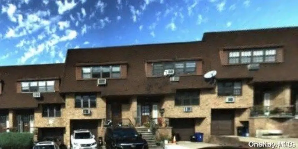 240-31 70 Avenue Douglaston NY 11363