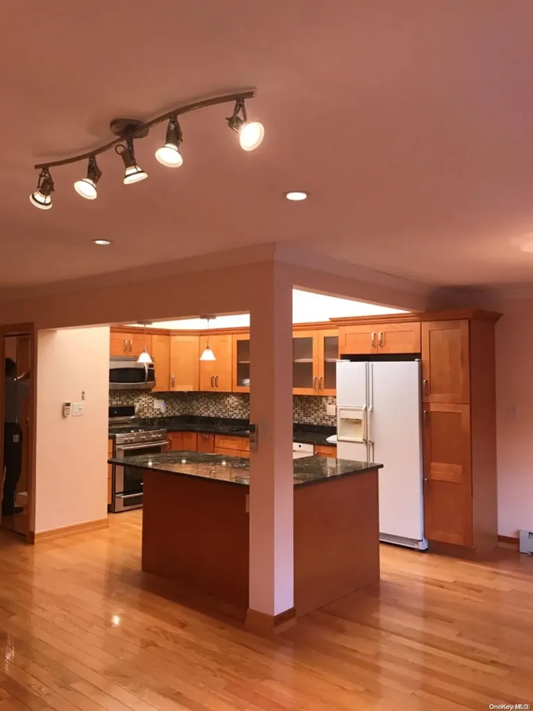 240-31 70 Avenue Douglaston NY 11363