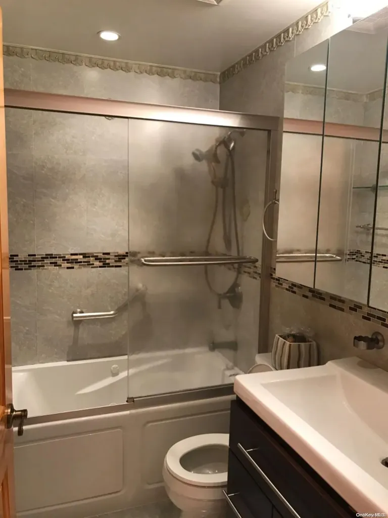 240-31 70 Avenue Douglaston NY 11363