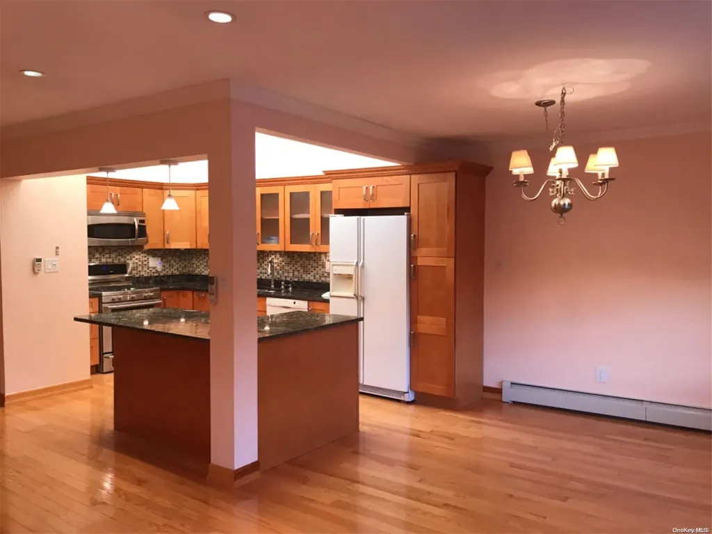 240-31 70 Avenue Douglaston NY 11363