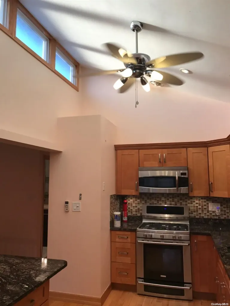 240-31 70 Avenue Douglaston NY 11363