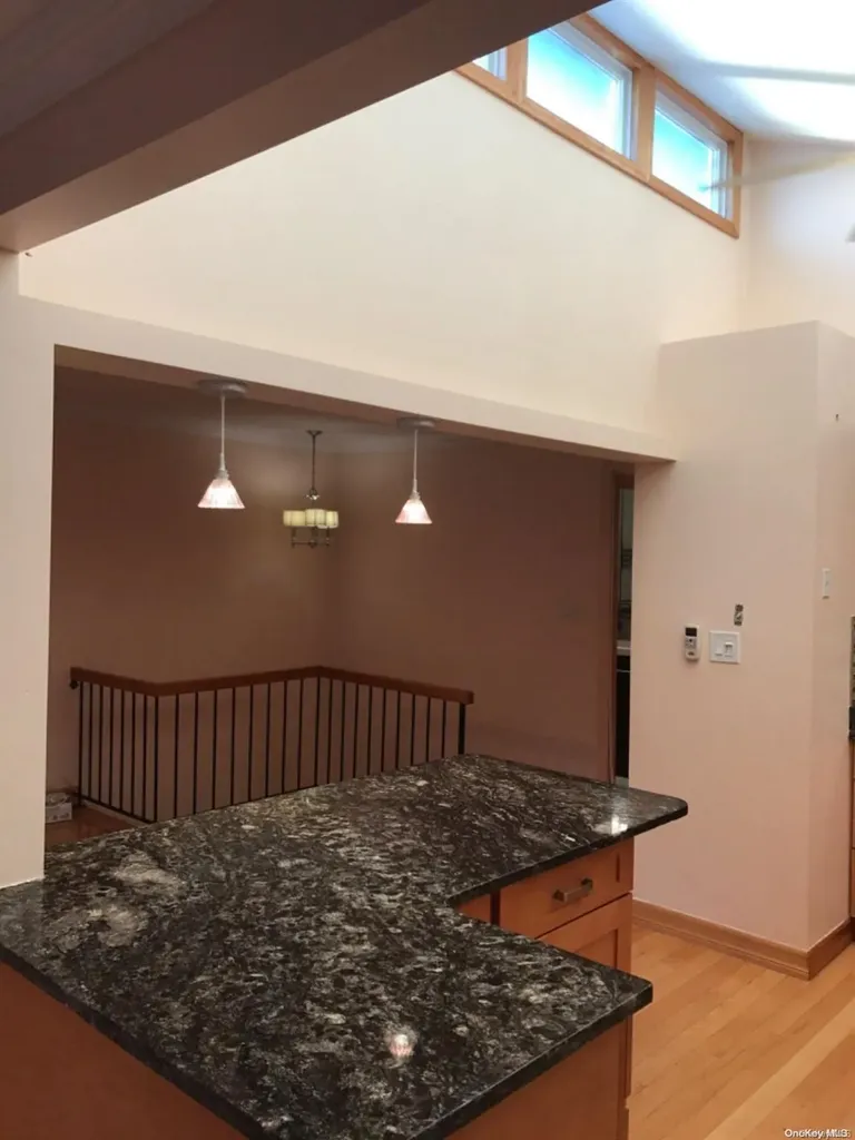 240-31 70 Avenue Douglaston NY 11363