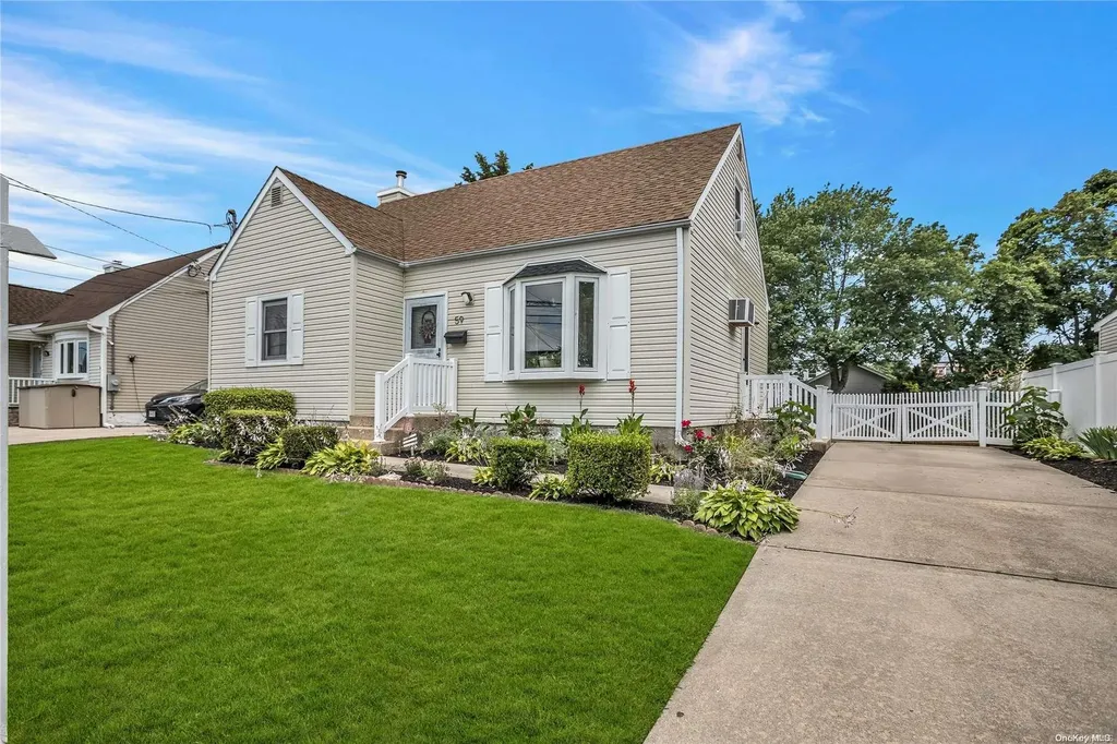 59 Sherbrooke Road Lindenhurst NY 11757