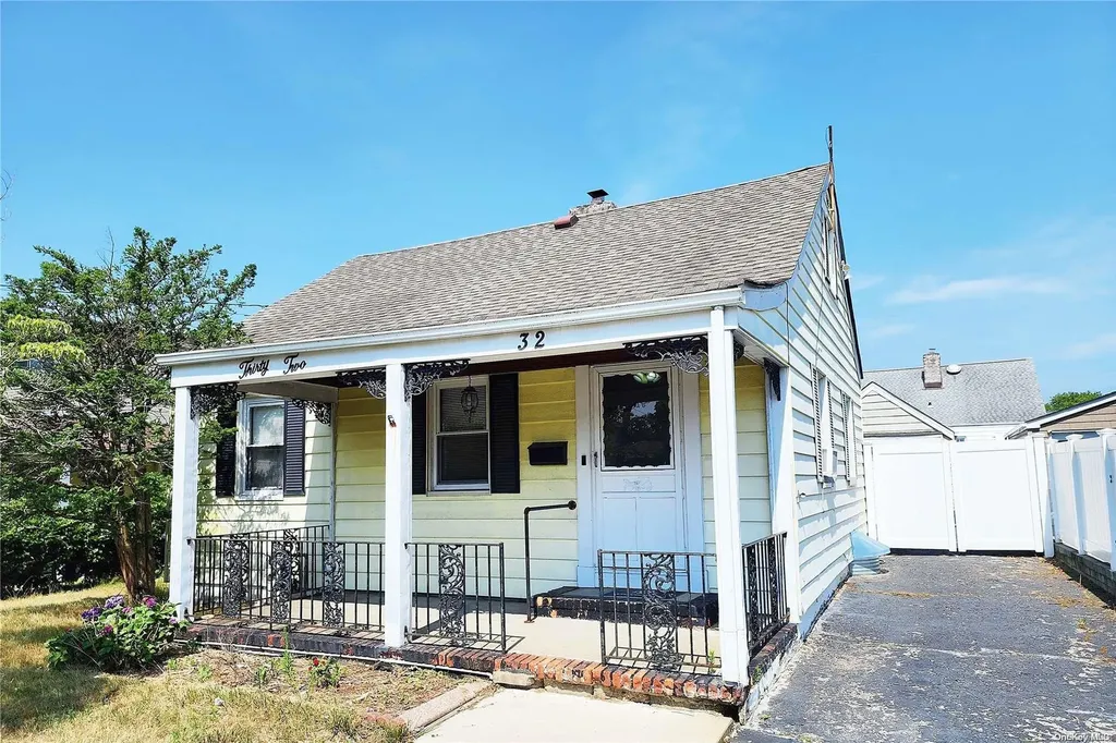 32 Brian Street New Hyde Park NY 11040