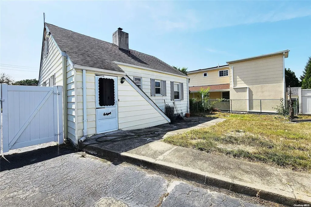 32 Brian Street New Hyde Park NY 11040