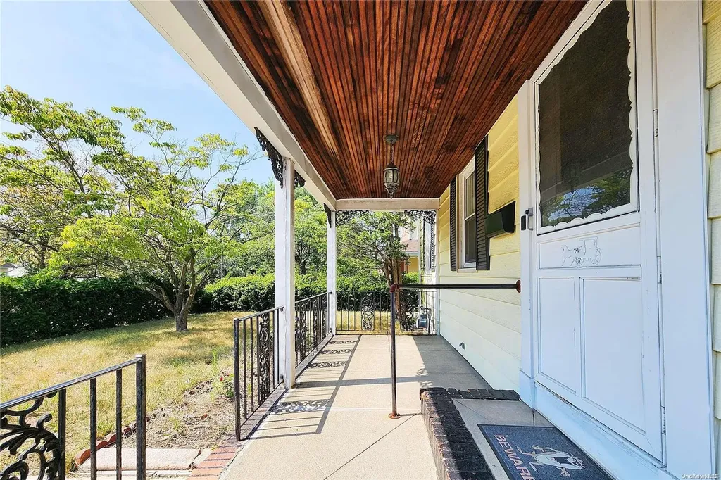 32 Brian Street New Hyde Park NY 11040