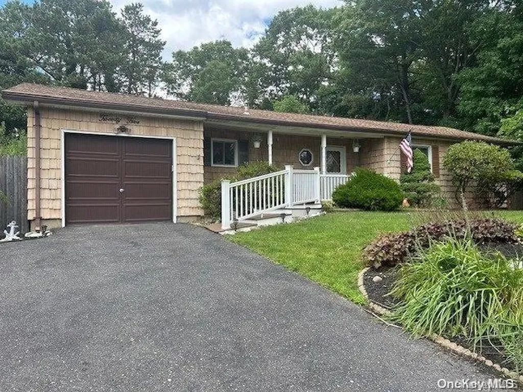 25 Akron Place Shoreham NY 11786