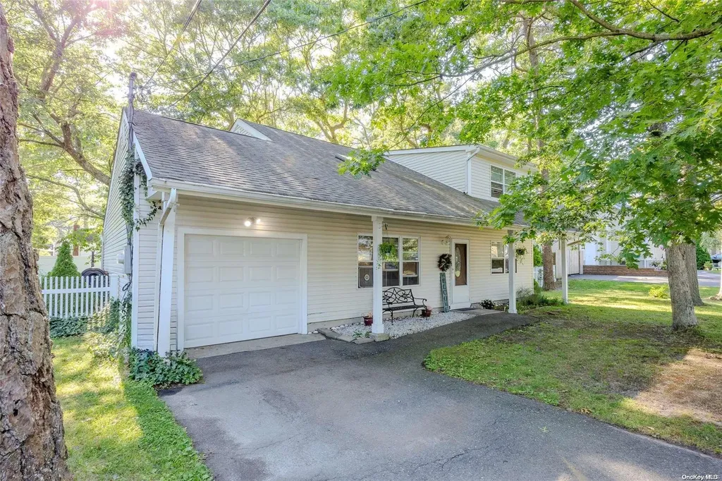 24 Windus Drive Shirley NY 11967