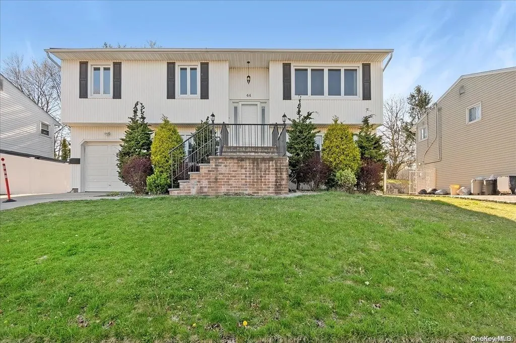 44 W Lane Drive Plainview NY 11803