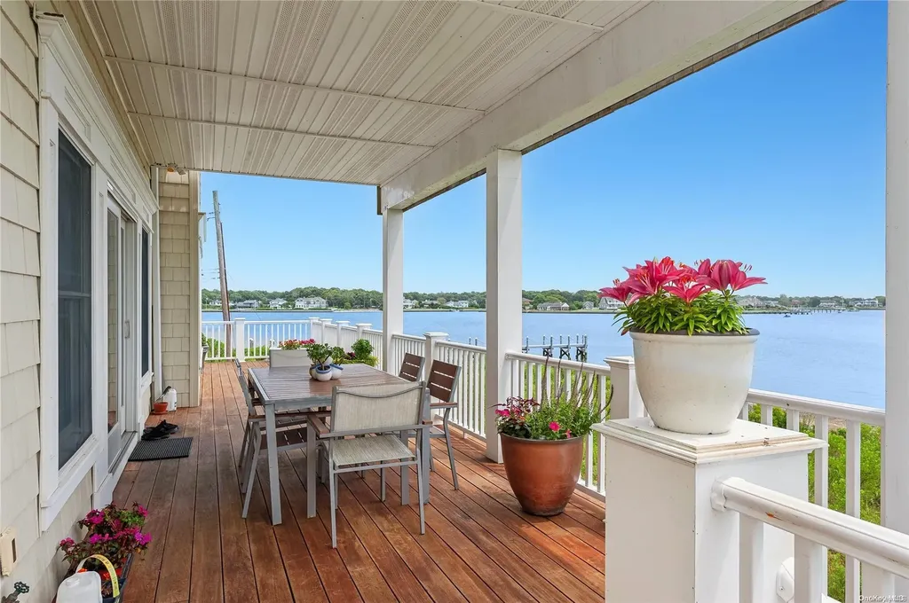 20 Ludlow Lane Hampton Bays NY 11946