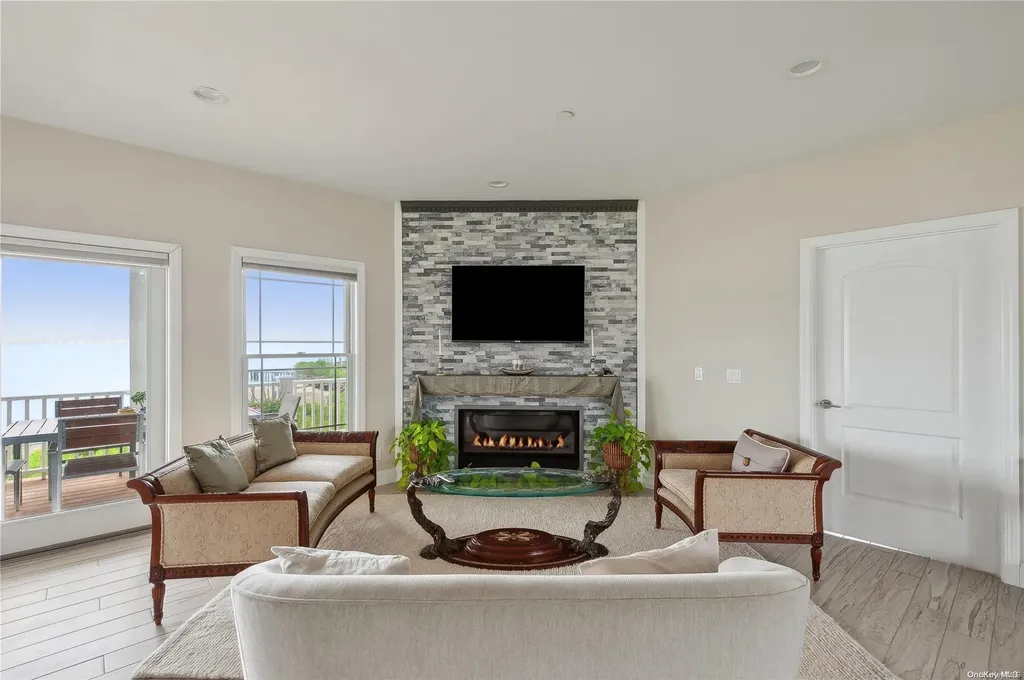 20 Ludlow Lane Hampton Bays NY 11946