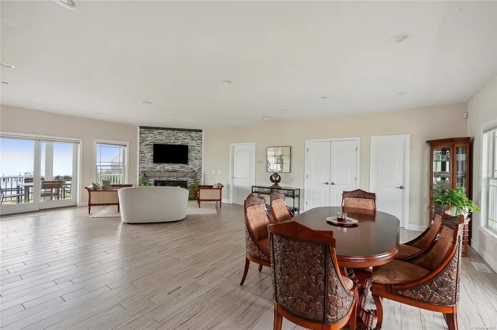 20 Ludlow Lane Hampton Bays NY 11946