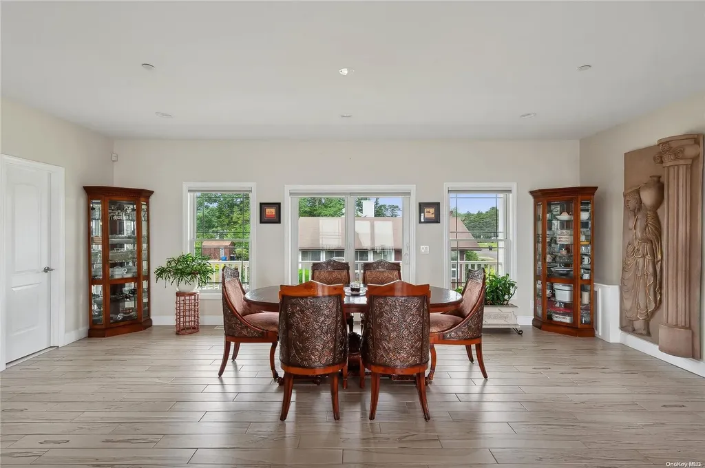 20 Ludlow Lane Hampton Bays NY 11946