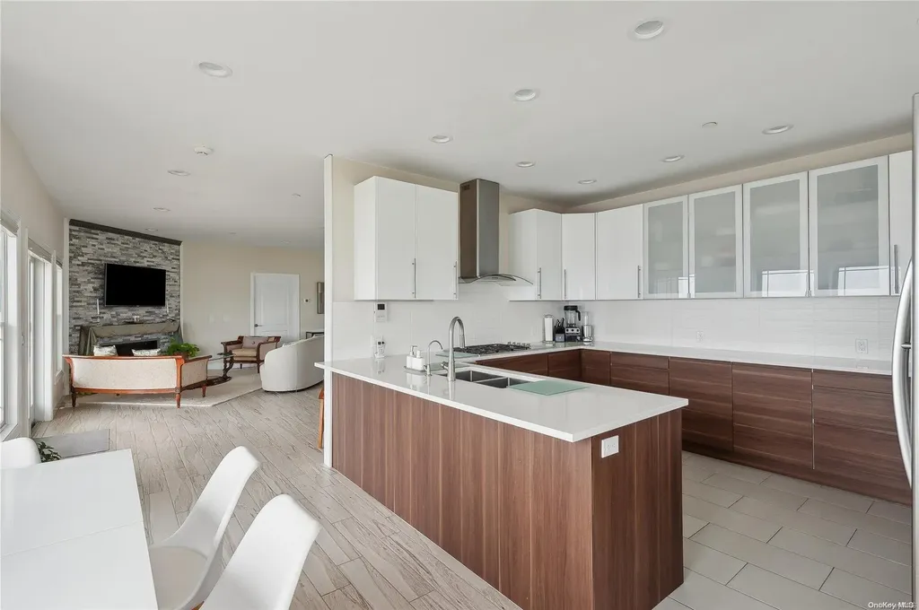 20 Ludlow Lane Hampton Bays NY 11946