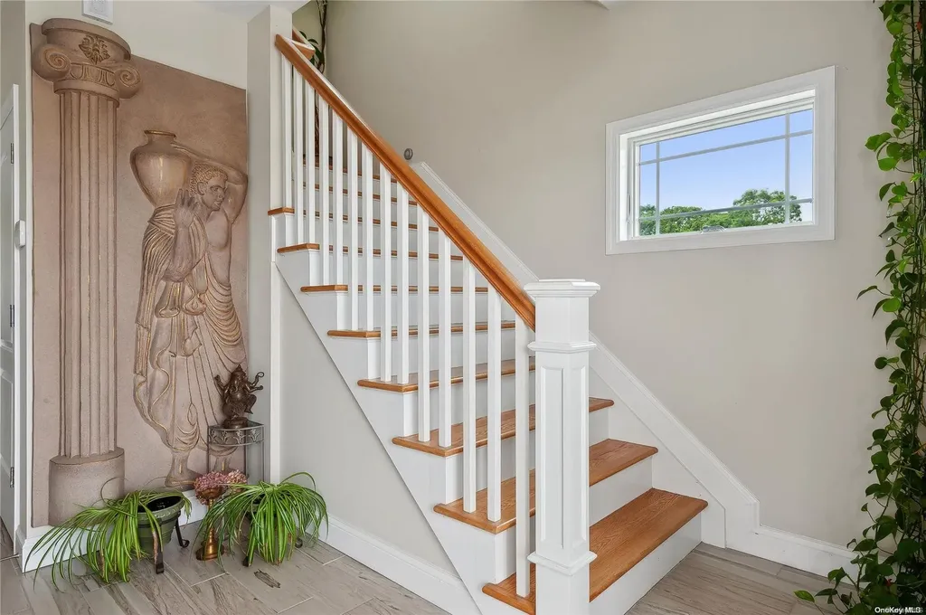 20 Ludlow Lane Hampton Bays NY 11946