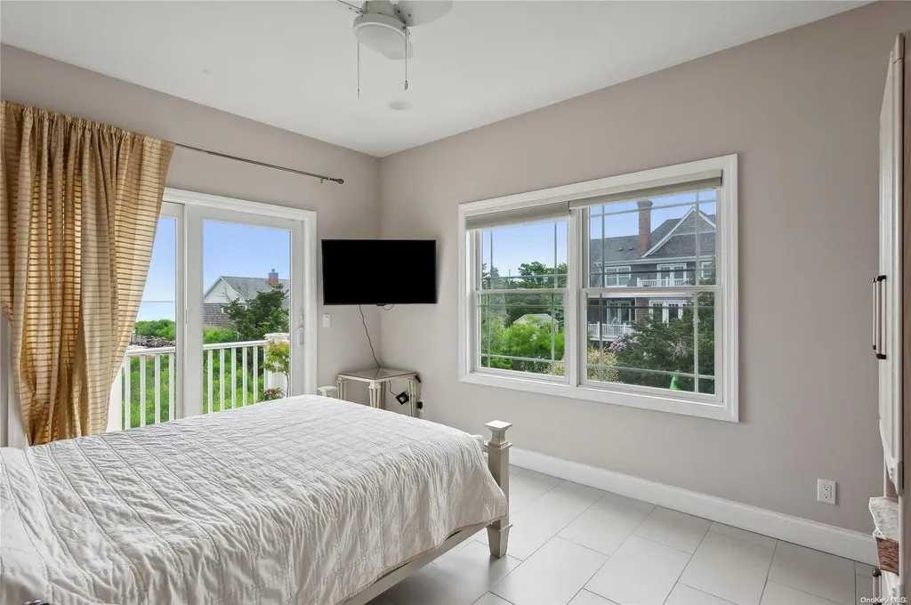 20 Ludlow Lane Hampton Bays NY 11946