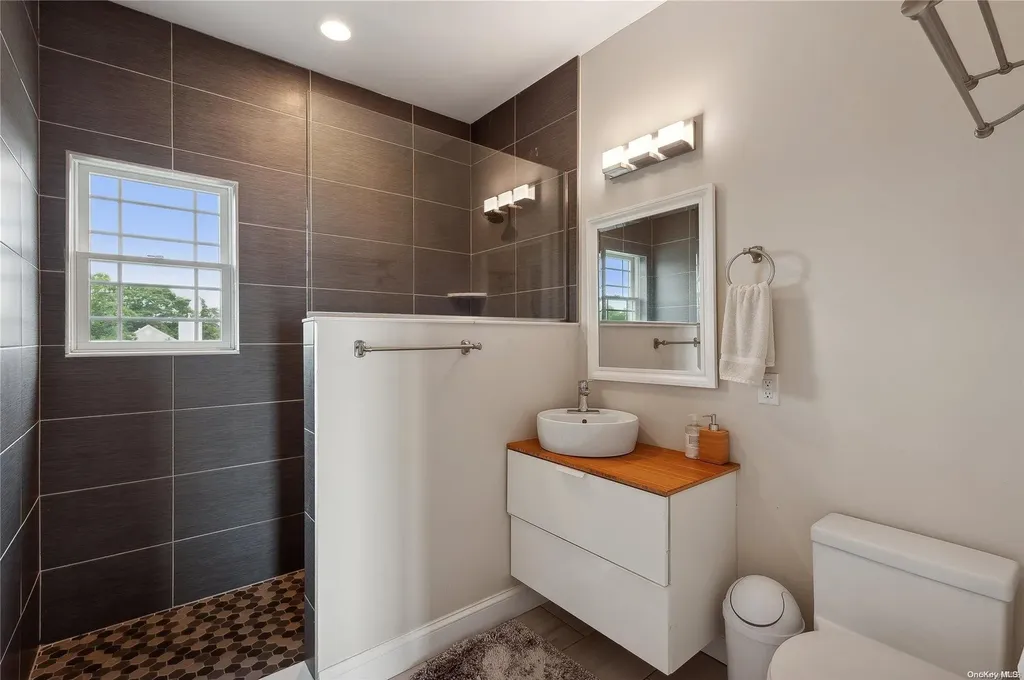 20 Ludlow Lane Hampton Bays NY 11946
