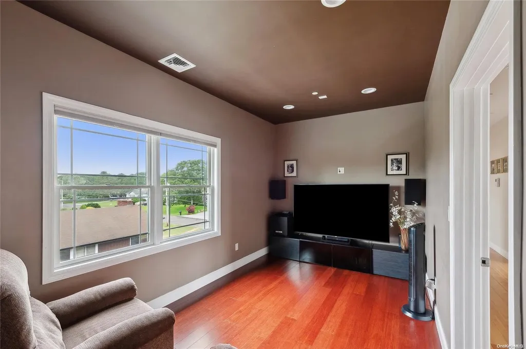 20 Ludlow Lane Hampton Bays NY 11946