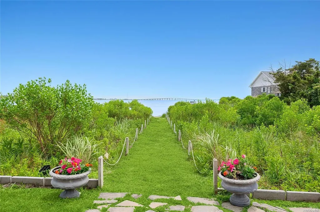20 Ludlow Lane Hampton Bays NY 11946