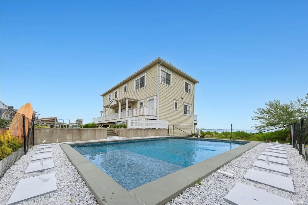 20 Ludlow Lane Hampton Bays NY 11946