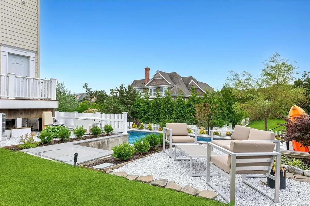 20 Ludlow Lane Hampton Bays NY 11946