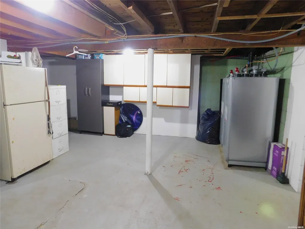 96 Raynor Road Ridge NY 11961