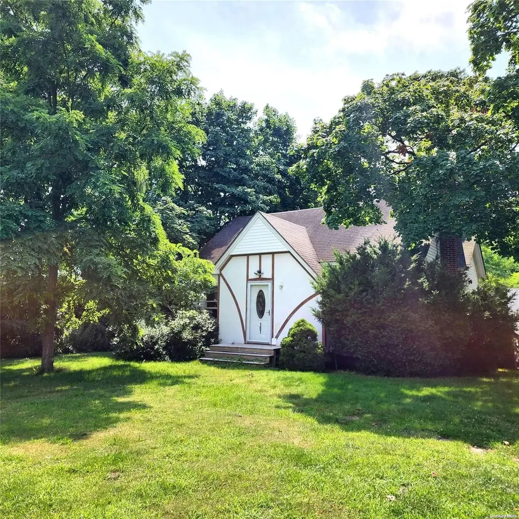 107 Main Road Riverhead NY 11901