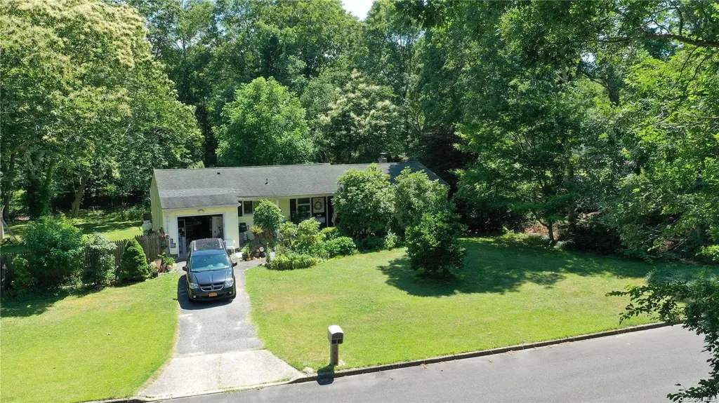 4 Ross Court Manorville NY 11949