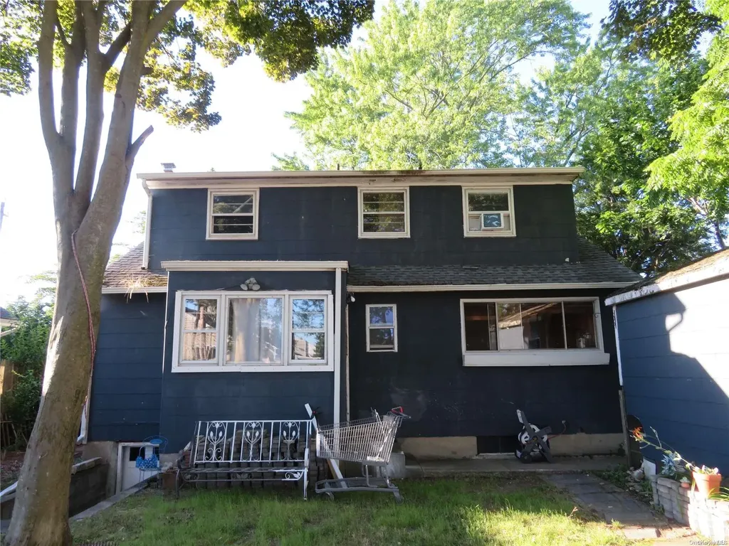 104 Weeks Road North Babylon NY 11703