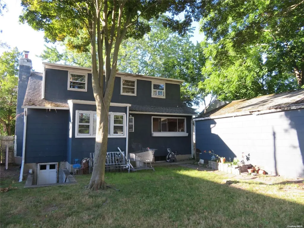 104 Weeks Road North Babylon NY 11703