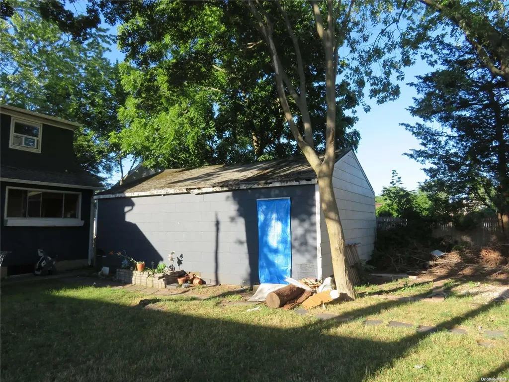 104 Weeks Road North Babylon NY 11703