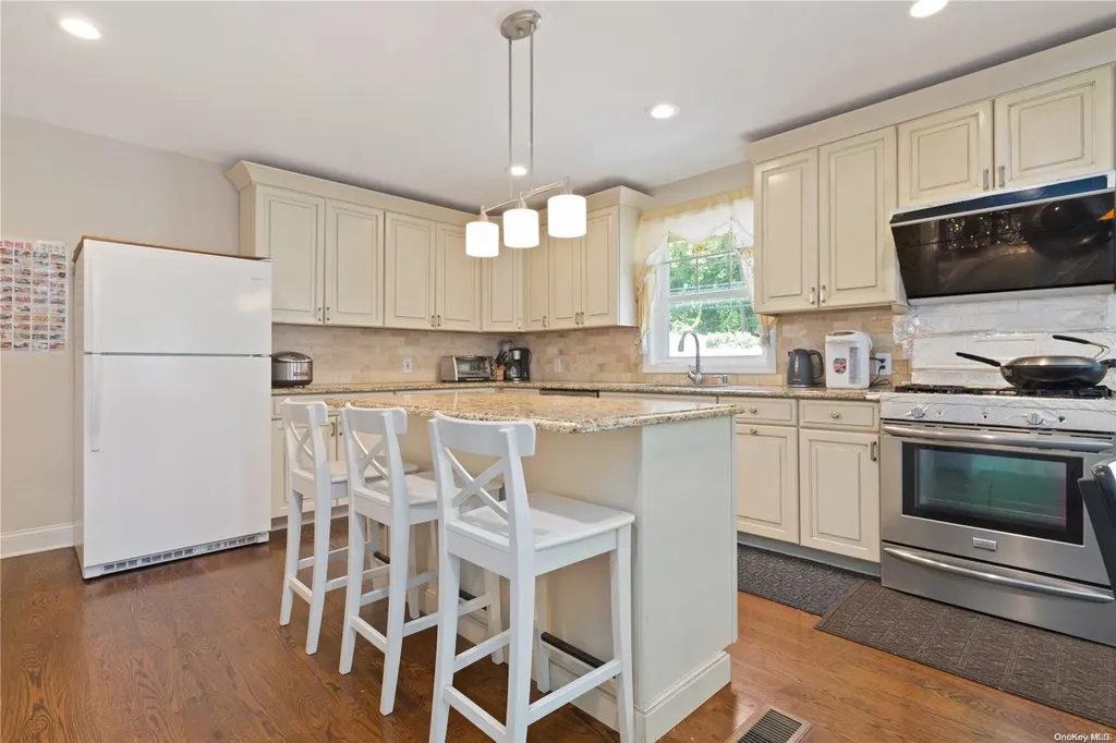 156 Central Park Road Plainview NY 11803
