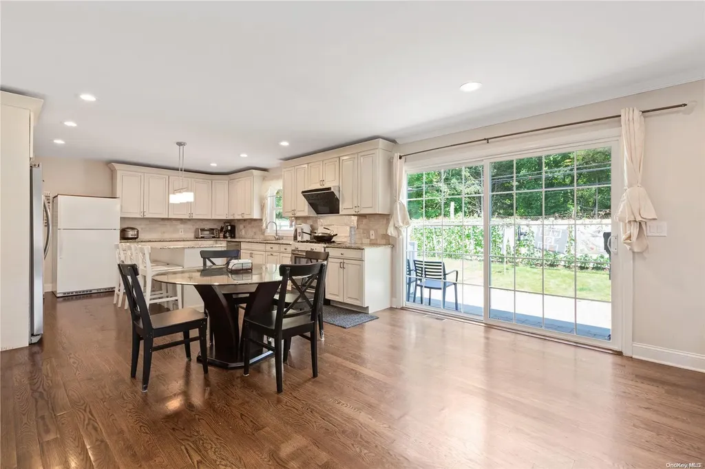 156 Central Park Road Plainview NY 11803