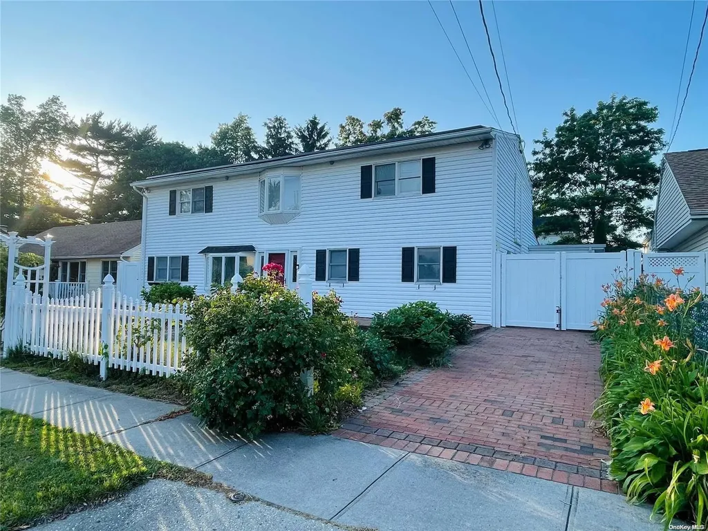 12 Vernon Street Plainview NY 11803